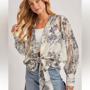 NWT BLUIVY OVERSIZED FRONT TIE WRAP TOP S/M. M/L